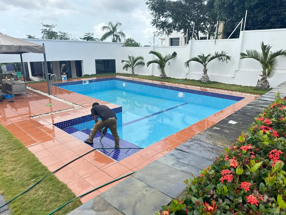 Garden pool with a slate surround in Misumi